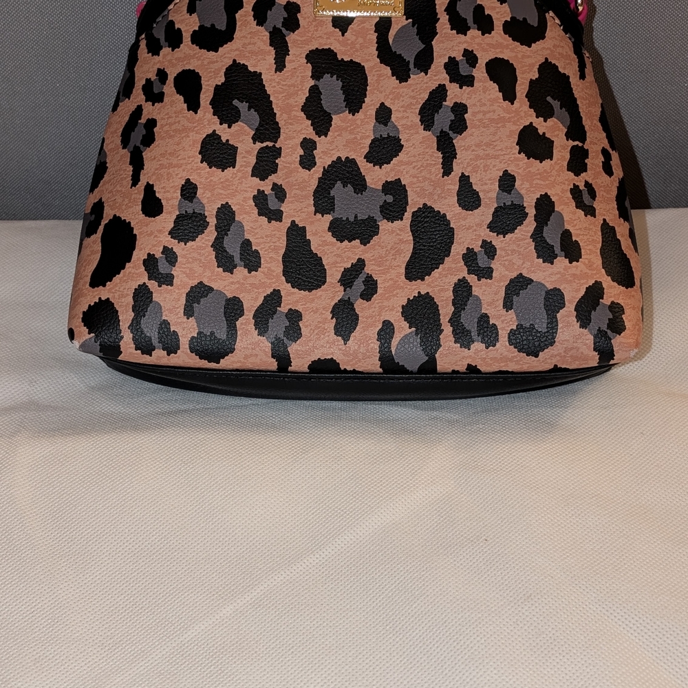🔥B2G1! EUC Betsey Johnson Flare Crossbody Bag